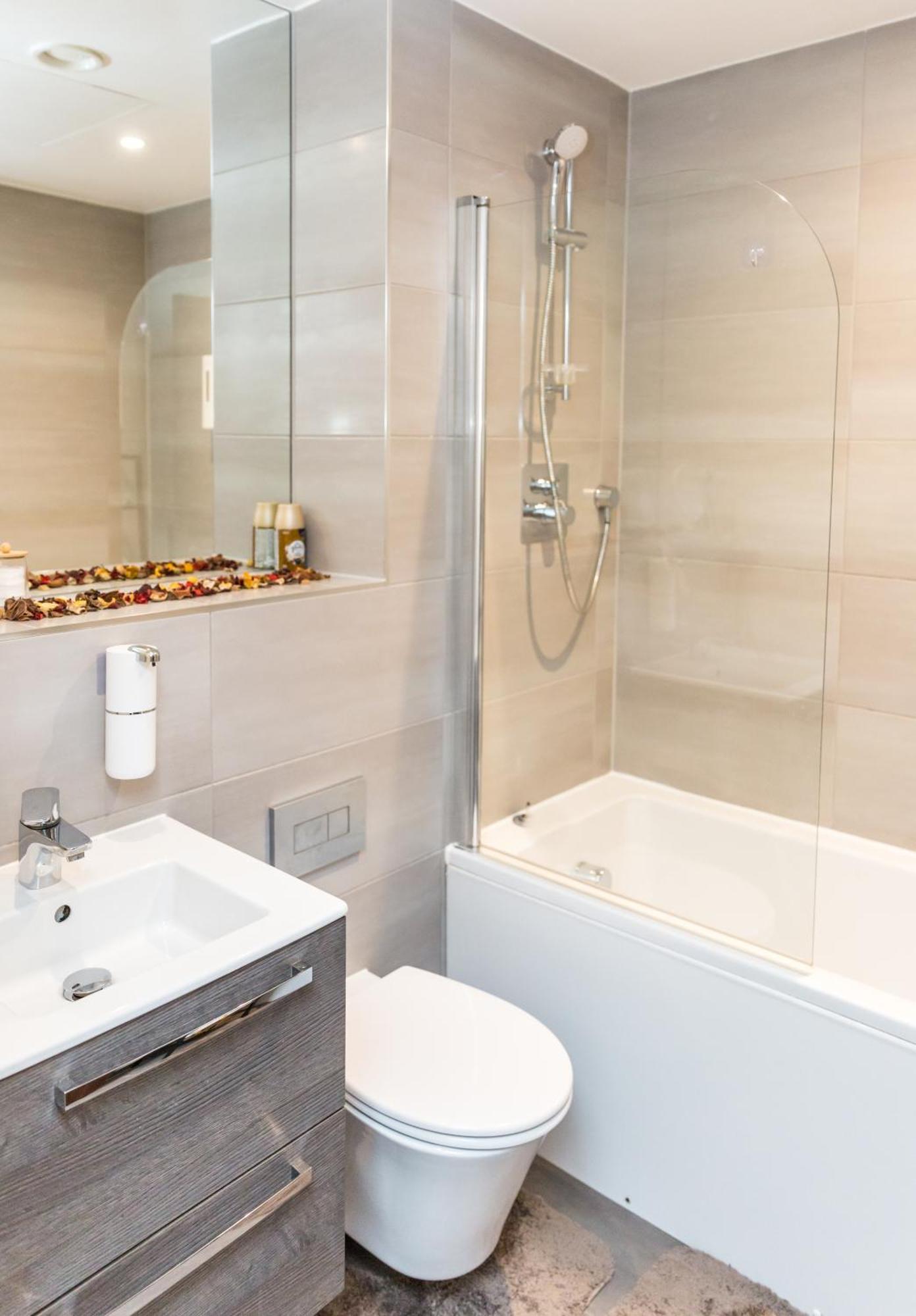 Sweet Stay, 2 Bed Apartment Бирмингам Екстериор снимка